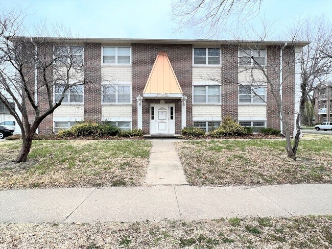 Building Photo - Spacious, 2 Bdr, 1 Bath Apt One Block east...