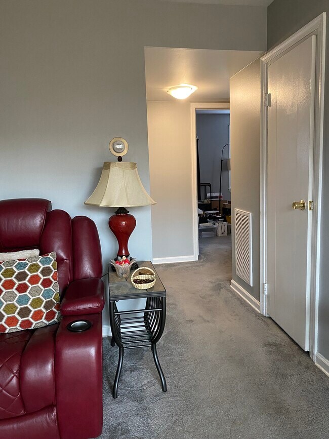 livingroom toward bedroom hall - 646 Robinwood Dr