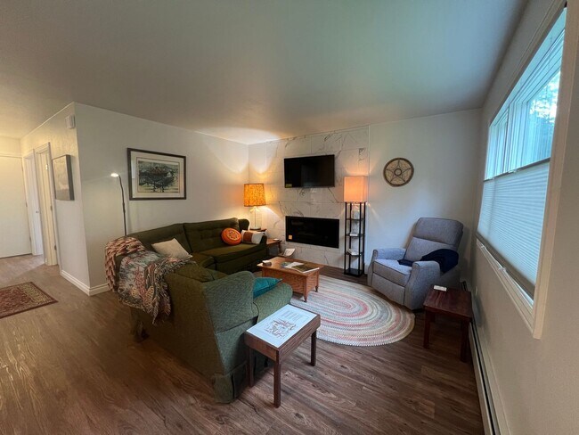 Foto del edificio - 3 Bed 2 Bath Fully Furnished Unit in Fairbanks- SORRY, NO PETS!