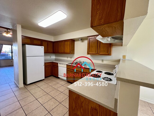 Foto del edificio - Available Mid June: 3 Bed 2 Bath Duplex with Fenced in Yard on Bus Route