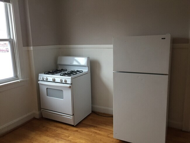 Building Photo - 3095 Glenmore Ave