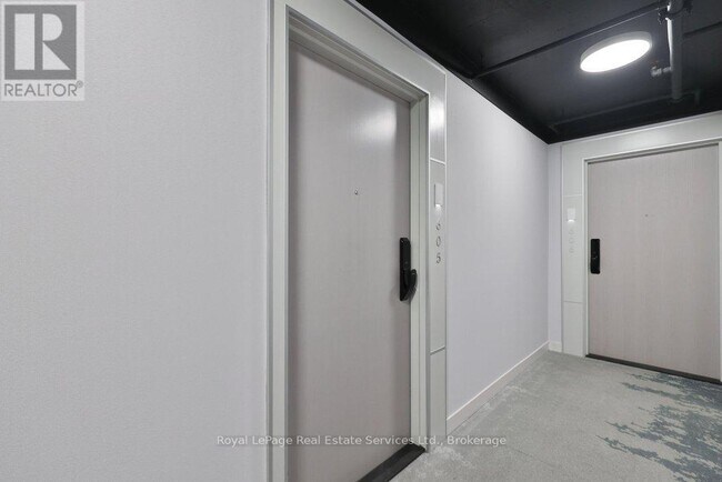 Photo du bâtiment - 3210 Dakota Cmn