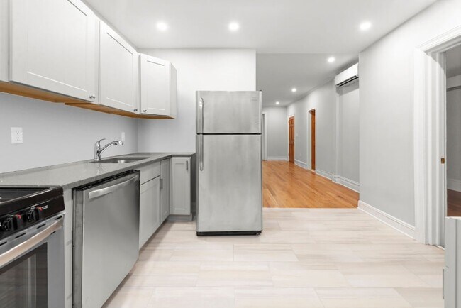 Building Photo - Newly Renovated 3 Bedroom with Washer /Dryer & Private yard
