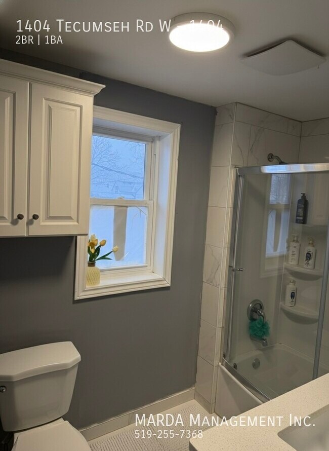 Building Photo - RENOVATED 2 BED/1 BATH MAIN FLOOR UNIT - WEST END PLUS HYDRO & GAS!