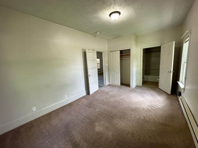 Building Photo - Irish Rose - 5th St Apartments