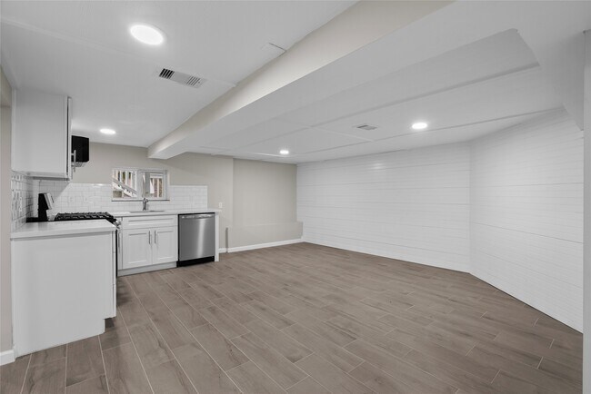 Building Photo - 1118 Avenue K Down