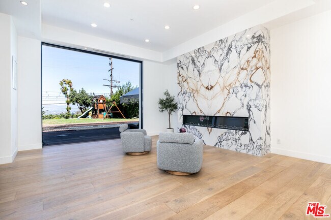 Foto del edificio - 16341 Sloan Dr