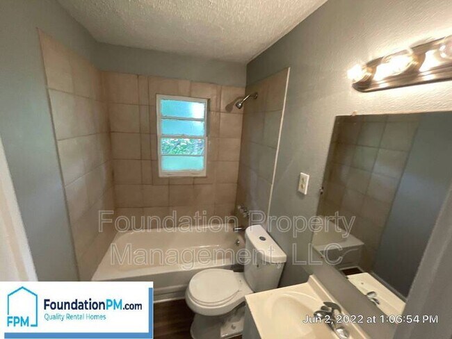 Building Photo - 463 Carpenter St