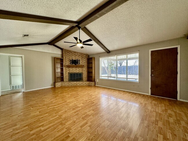 Foto del edificio - Cute Traditional 3-Bedroom with 2-Car Garage Available!