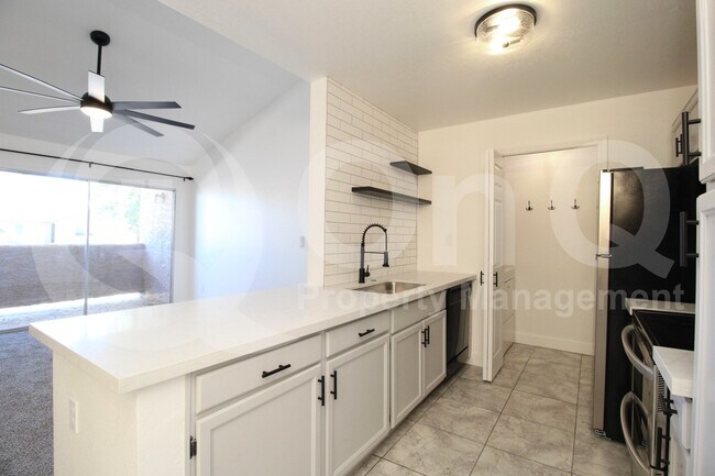 Building Photo - 623 W Guadalupe Rd