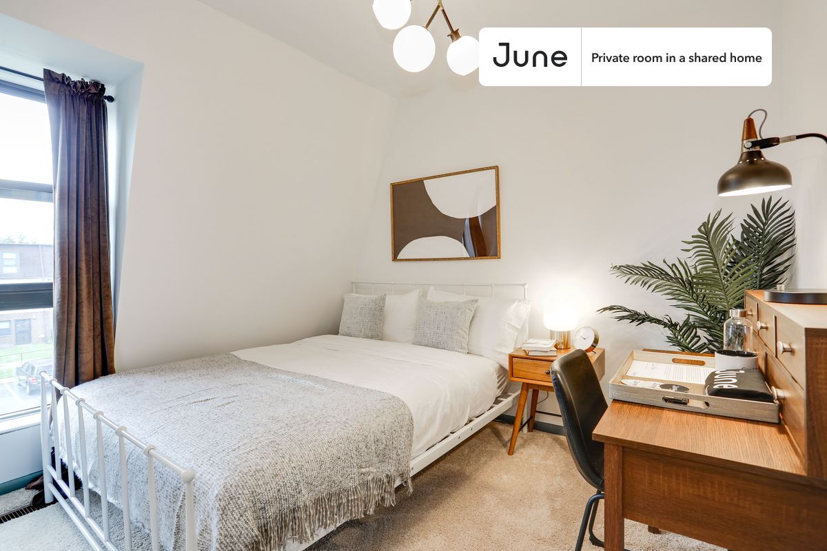 Primary Photo - Private bedroom in 5 bed/3 bath Home
