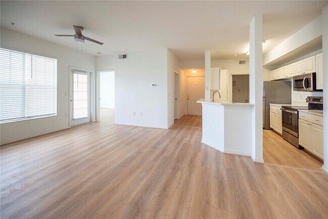 Foto del edificio - 5554 Metrowest Blvd