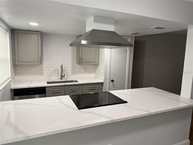 Foto del edificio - 726 Edgewater Dr