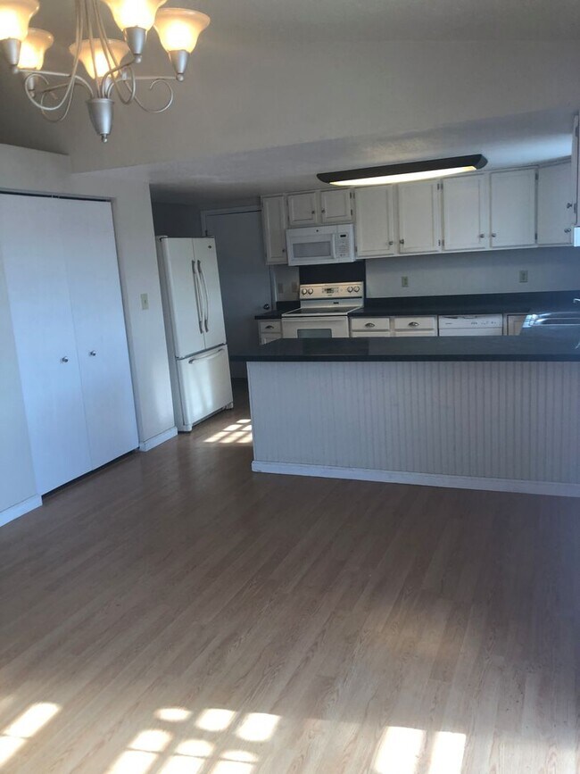 Foto del edificio - $3300 - FANTASTIC HOME ON ACRE - DAY BASEM...