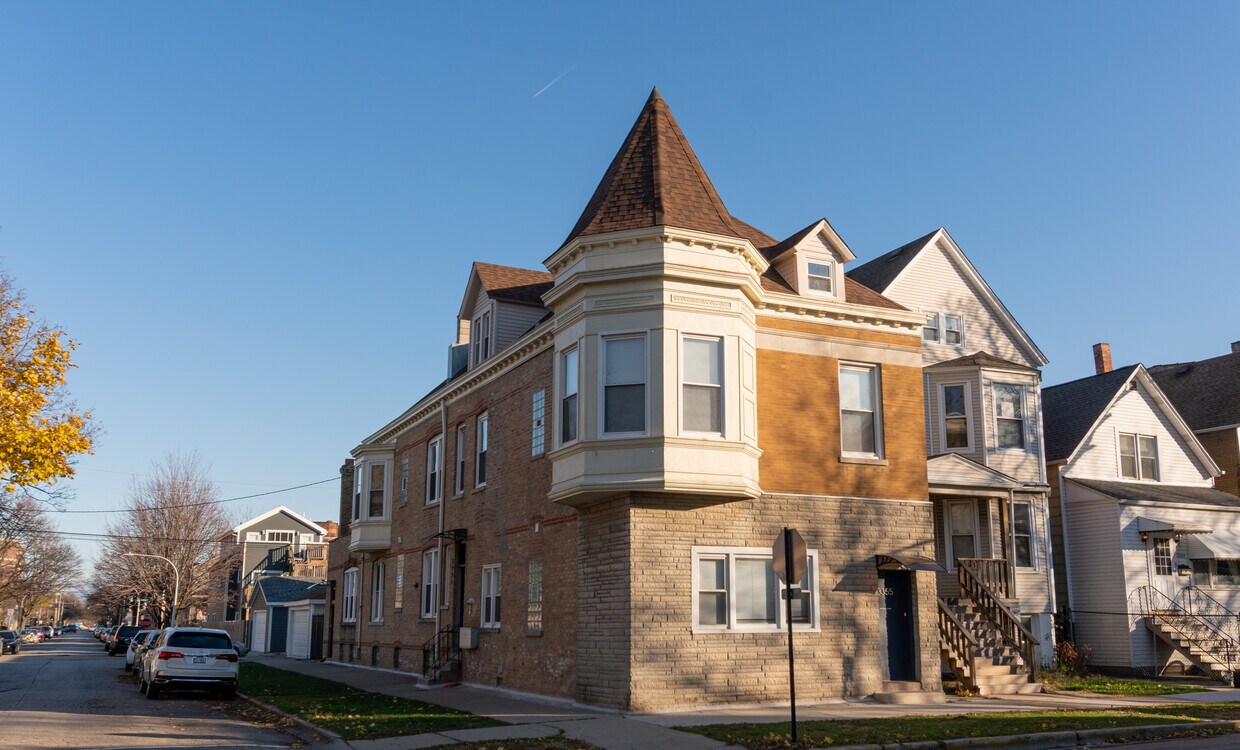 Primary Photo - 3355 N Troy St