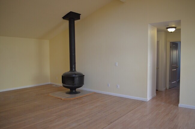 Building Photo - 4823 Silver Lake Ct