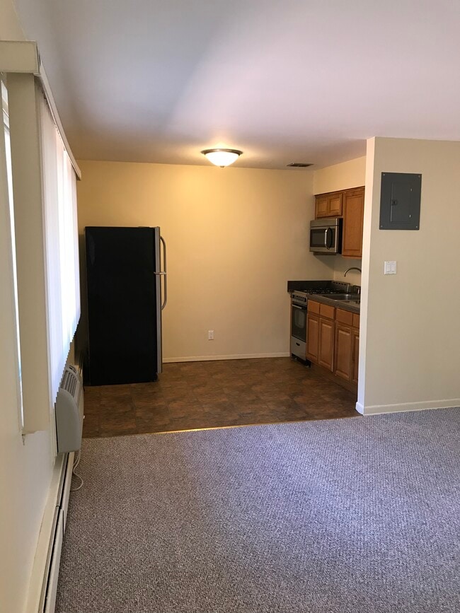 Open space between kitchen and living room - The Niche at Roman Gardens