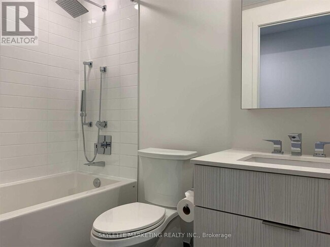 Building Photo - 25 Richmond St E