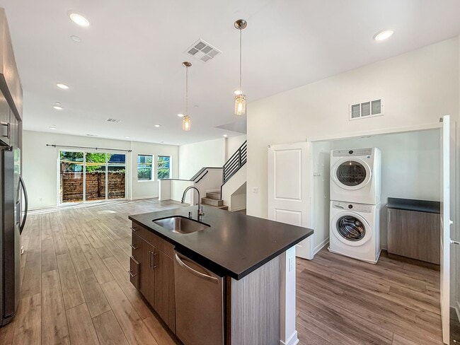 Foto del edificio - 3B/2.5BA Townhome in Mission Valley Now Av...