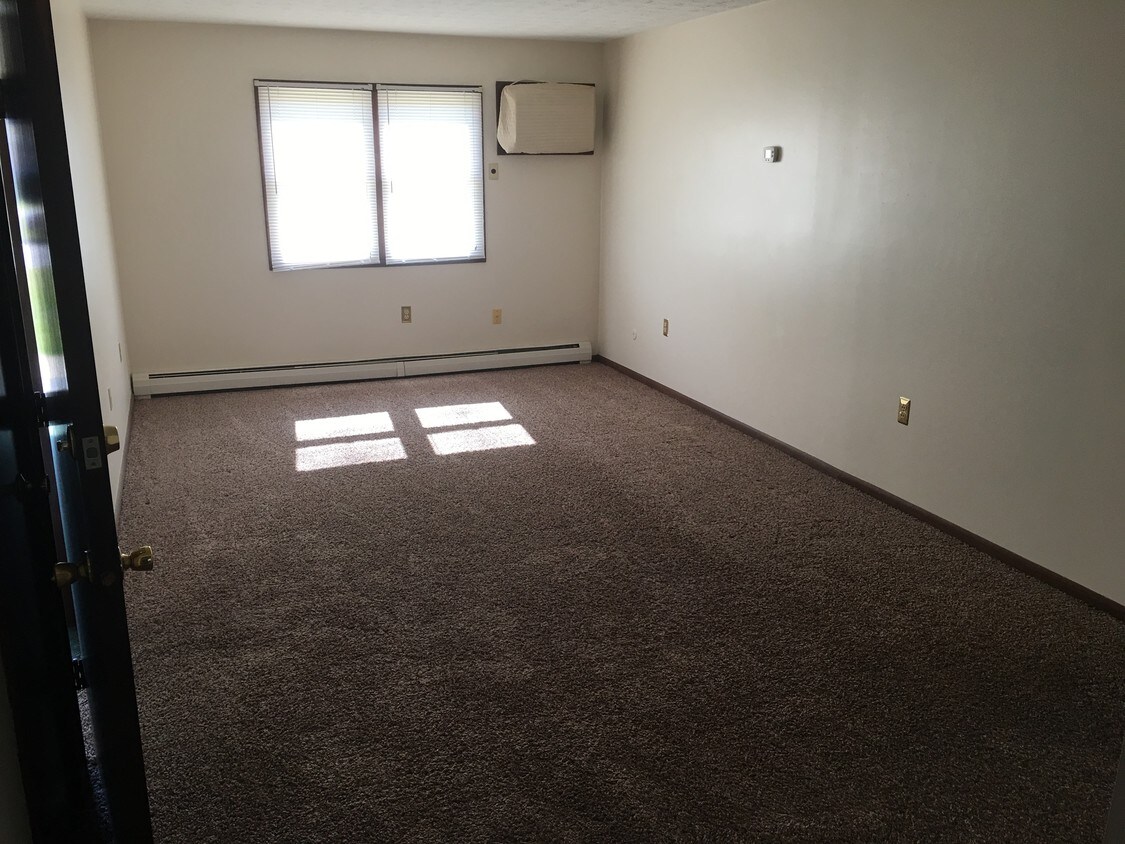 Living room with air conditioning - 862 Cook Ave