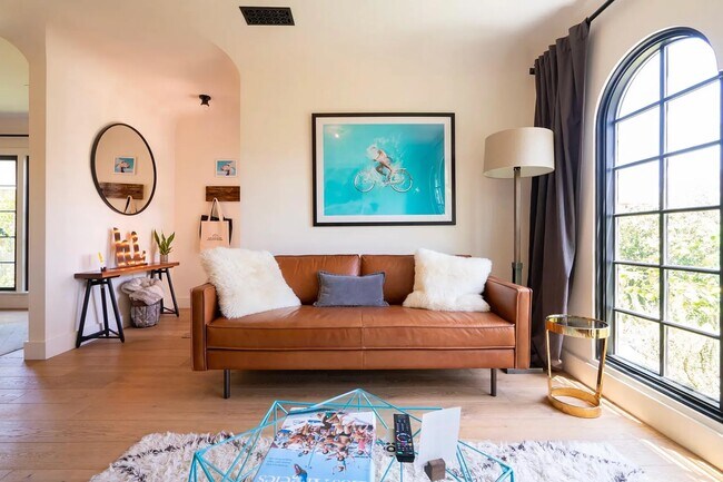 Foto del edificio - 1911 Rosalia Rd