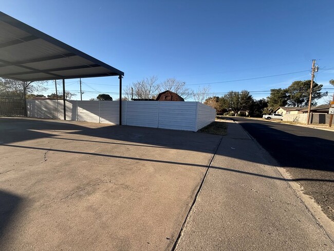 Building Photo - 200 Santa Rita Dr