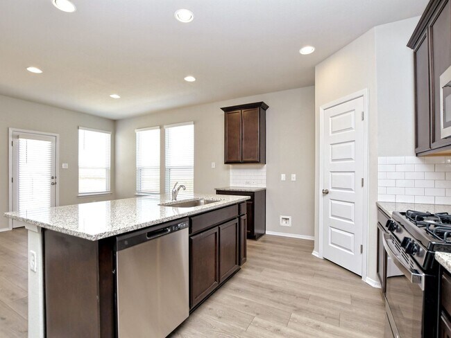 Foto del edificio - 5 BR + Office /2.5 BA - 2637 SF - Cloverle...
