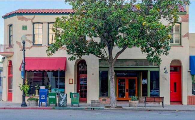 Building Photo - 4 bedroom 2 bath home