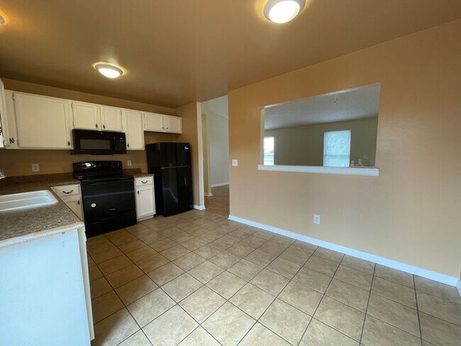 Building Photo - 2060 S Ventura St
