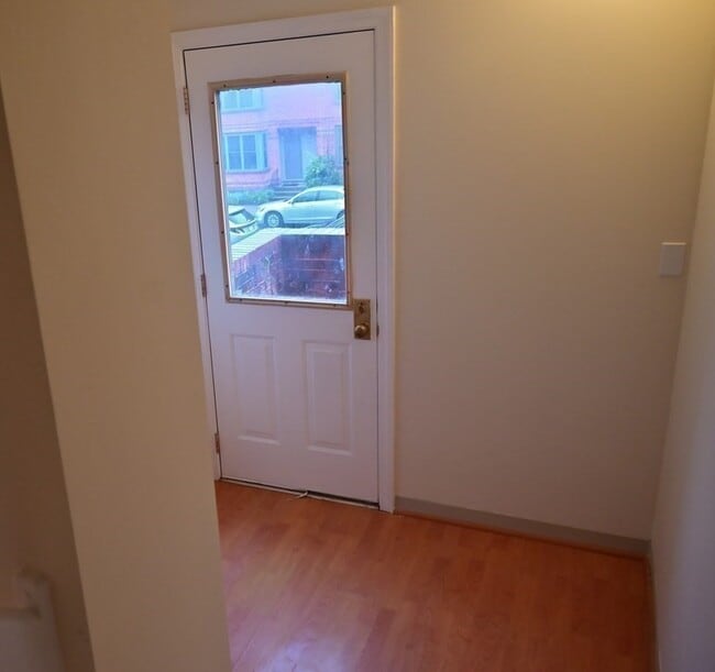 Building Photo - 31 Ellingwood St