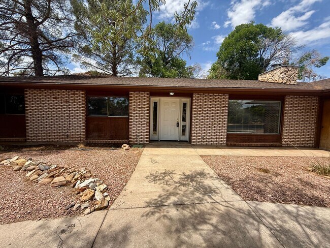 Building Photo - Remodeled Three Bedroom Home in Desirable Bloomington
