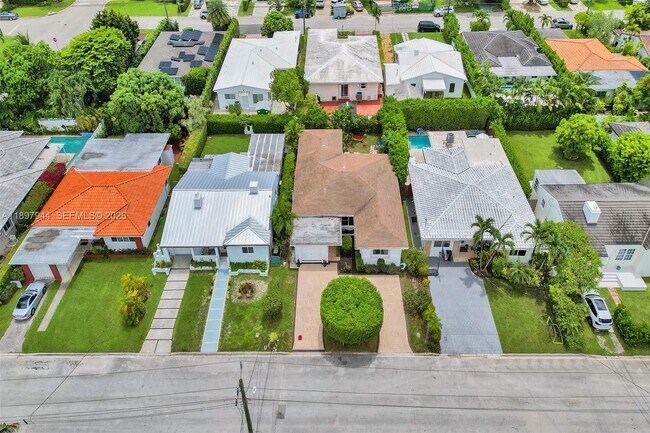 Foto del edificio - 8851 Byron Ave