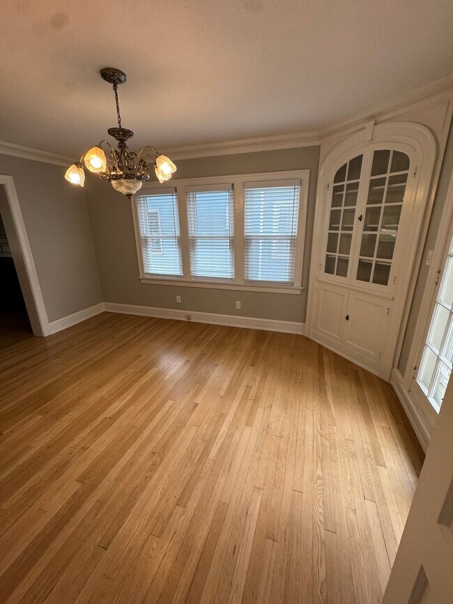 Hermosos pisos de madera noble - 1631 N 69th St