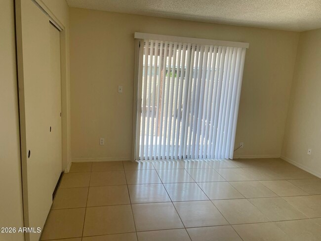 Building Photo - 1532 E El Parque Dr
