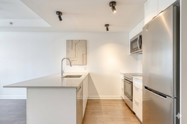 Building Photo - 5227 Boul Décarie