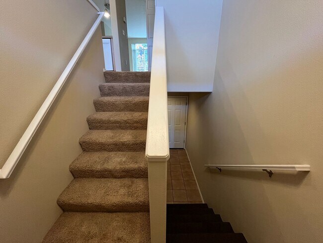 Building Photo - Immaculate 3 Bed + 2 Bath Townhome in Beav...