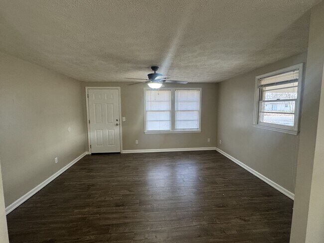 Foto del edificio - 123 Lake Dr