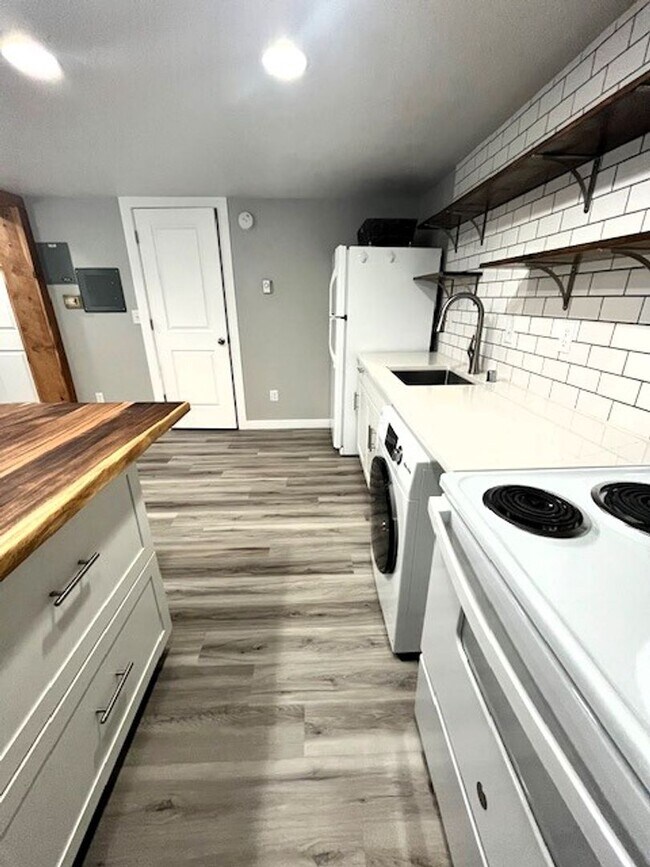 Building Photo - Long Term Rental- Creekside Condominiums #20C - UNFURNISHED