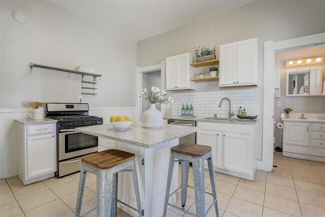 Kitchen - 1512 E Irving Plz