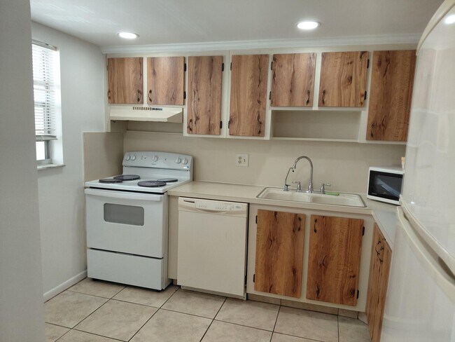 Building Photo - 6850 Royal Palm Blvd