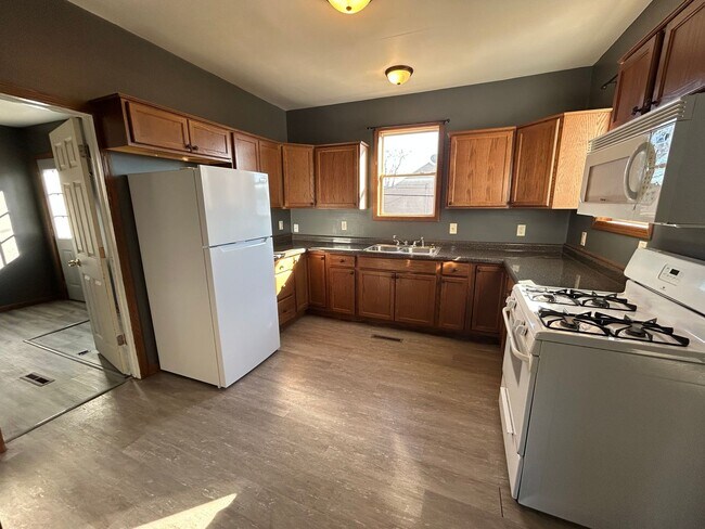 Foto del edificio - Two bedroom single family house within walking distance of Blessing Hospital.