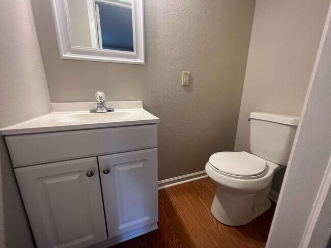 Building Photo - 629 Simmons St