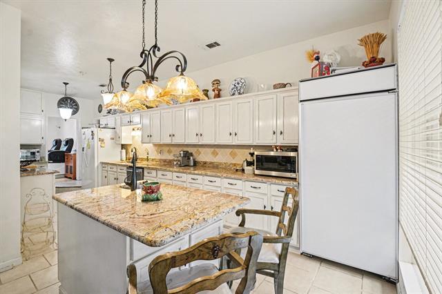 Foto del edificio - 14140 Hillcrest Rd