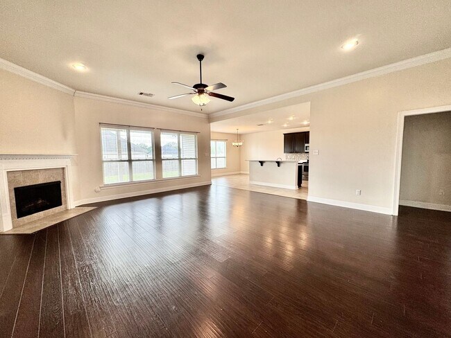 Foto del edificio - 4 Bedroom House Located in Prairieville with Spacious Rooms and a Large Backyard