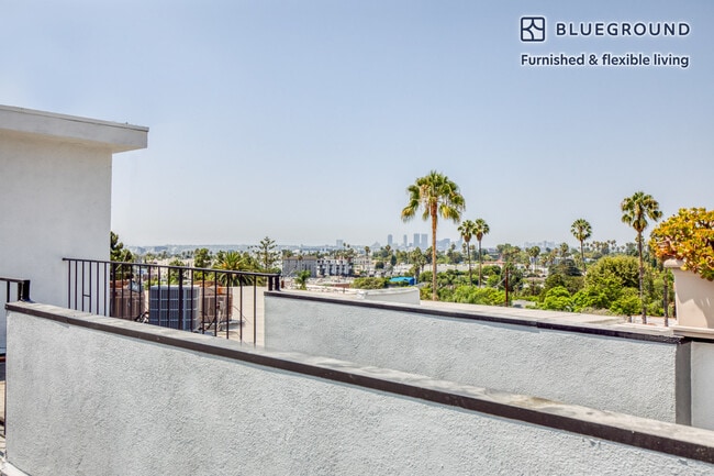 Foto del edificio - 1635 N Martel Ave