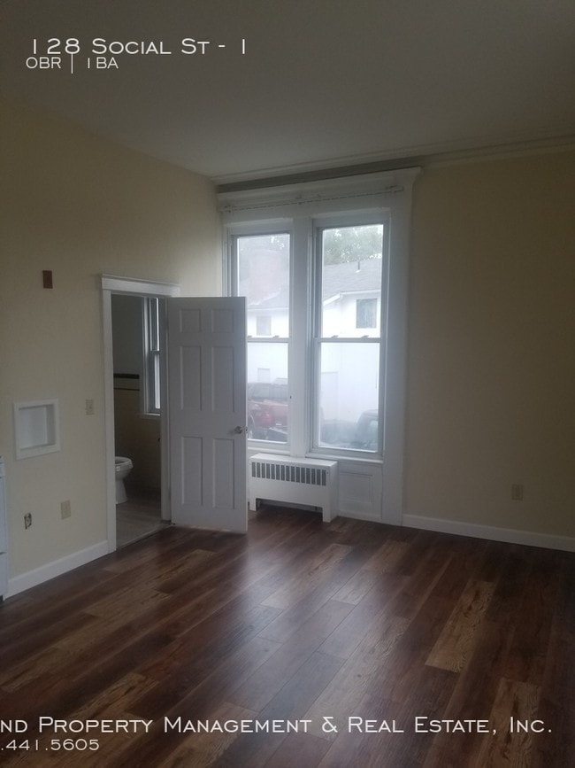 Building Photo - 128 Social St