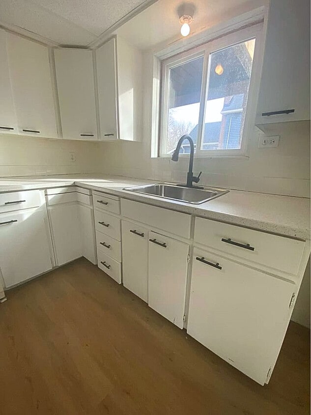 Primary Photo - 324 Vidal St S