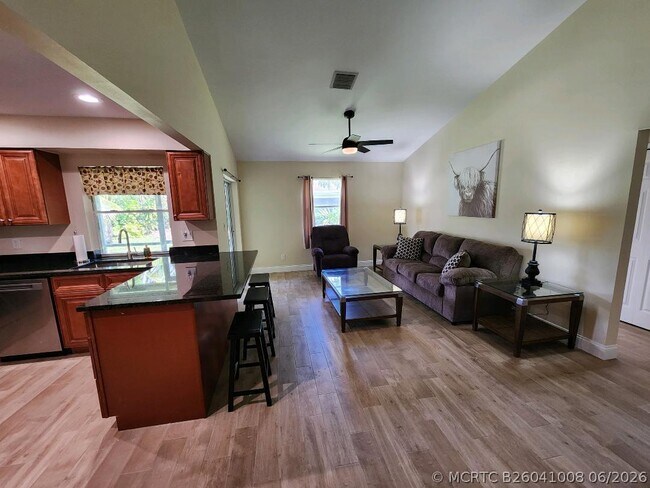 Building Photo - 1750 Primrose Ln