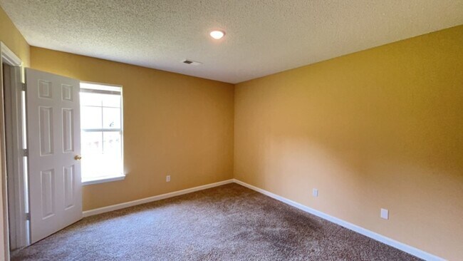 Building Photo - Renovated 2 Bedroom 2 Bath Home for Rent!