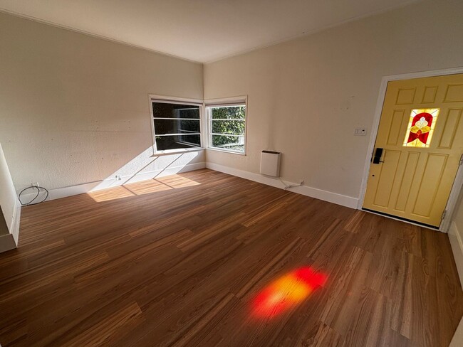 Building Photo - Charming duplex-style house in the heart of Green Lake and Tangletown